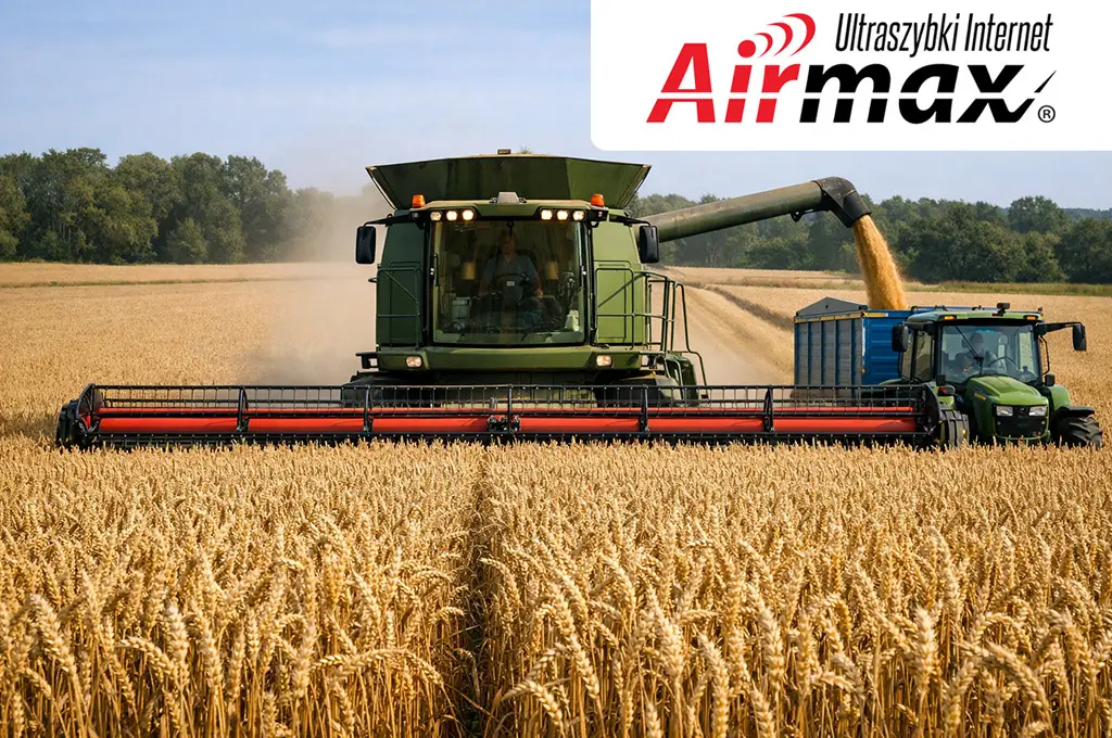 Kombajn zbożowy podczas żniw w Polsce z ciągnikiem odbierającym ziarno, przykład wykorzystania bezprzewodowego światłowodu do niezawodnego internetu w zarządzaniu logistyką zbiorów