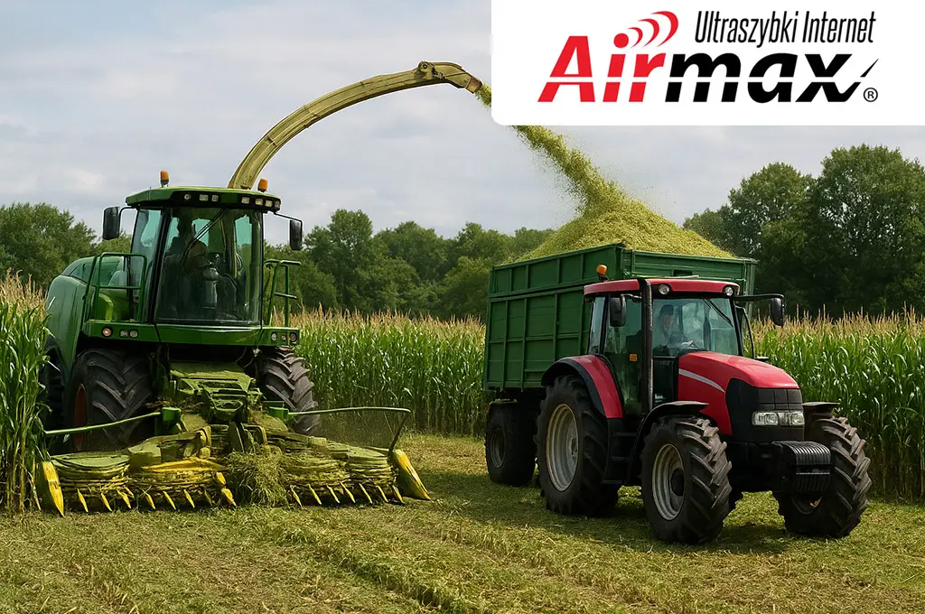 Produkcja kiszonki z kukurydzy przy użyciu sieczkarni i traktora podczas zbioru, wspierana przez pewny internet i technologie cyfrowe w gospodarstwie.